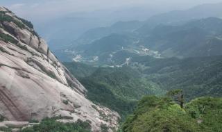 安徽一男孩爬山累了滚下山